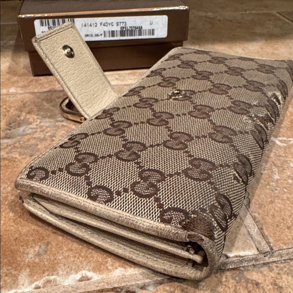 Authentic Gucci GG Canvas New Abbey
D Ring Long Wallet Cream Leather w/ box - Picture 11 of 12